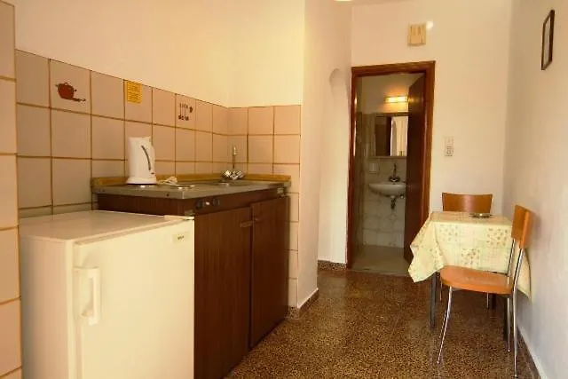 アパート Mary Christina ファリラキ